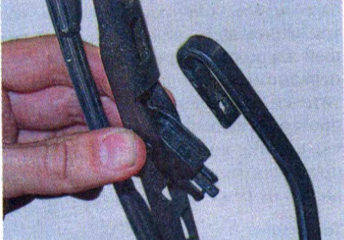 Процесс установки крючка дворников на Лада Веста